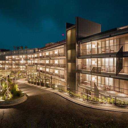 Hotel The Botanica Sanctuary à Puncak Extérieur photo The hotel at night