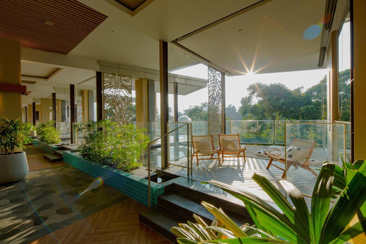 Hotel The Botanica Sanctuary à Puncak Extérieur photo The interior of the hotel