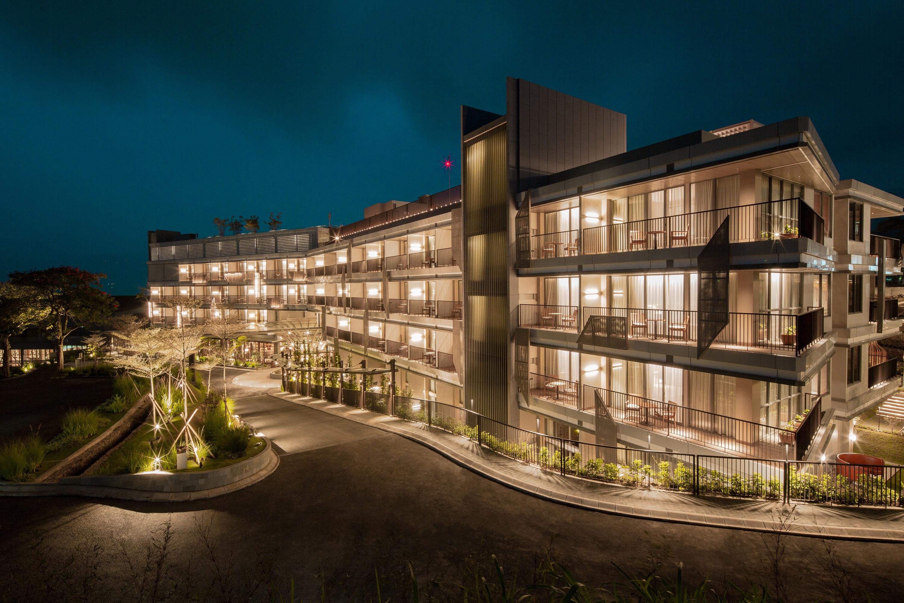 Hotel The Botanica Sanctuary à Puncak Extérieur photo The hotel at night