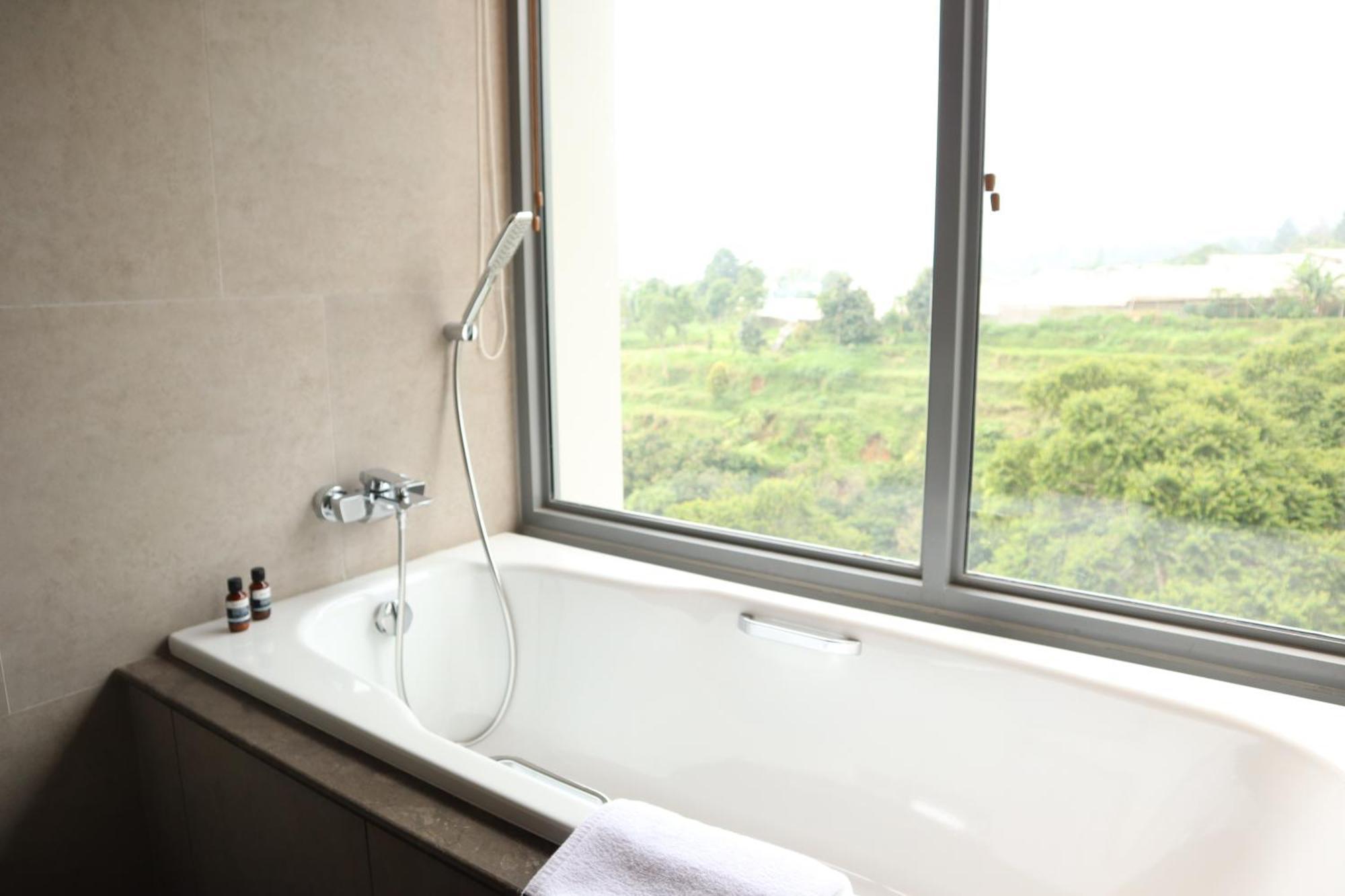 Hotel The Botanica Sanctuary à Puncak Chambre photo A bathtub