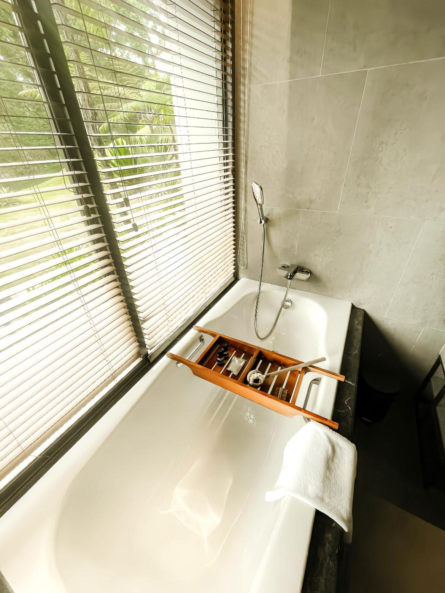 Hotel The Botanica Sanctuary à Puncak Chambre photo A bathtub with a shower