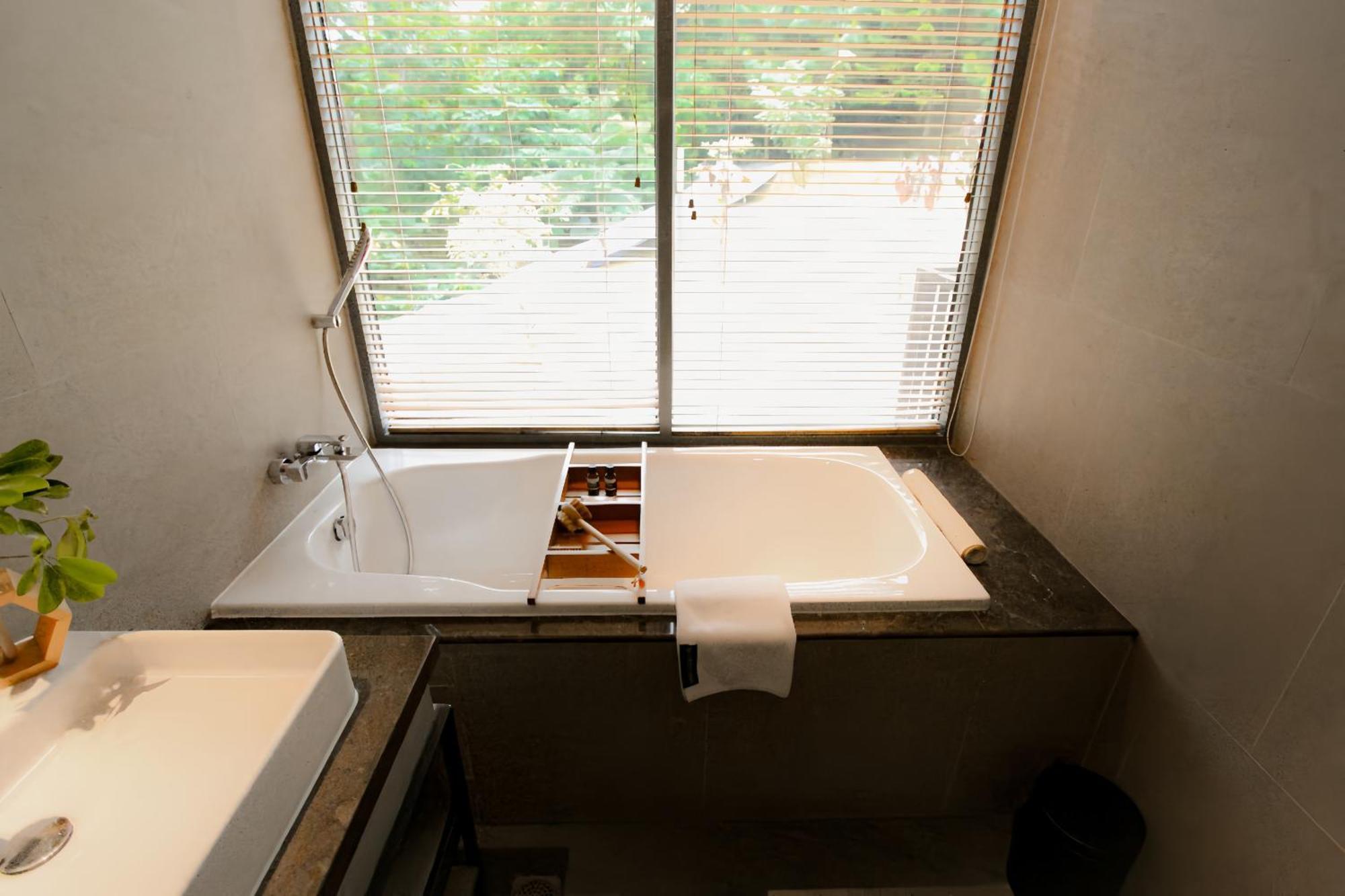 Hotel The Botanica Sanctuary à Puncak Chambre photo A bathtub