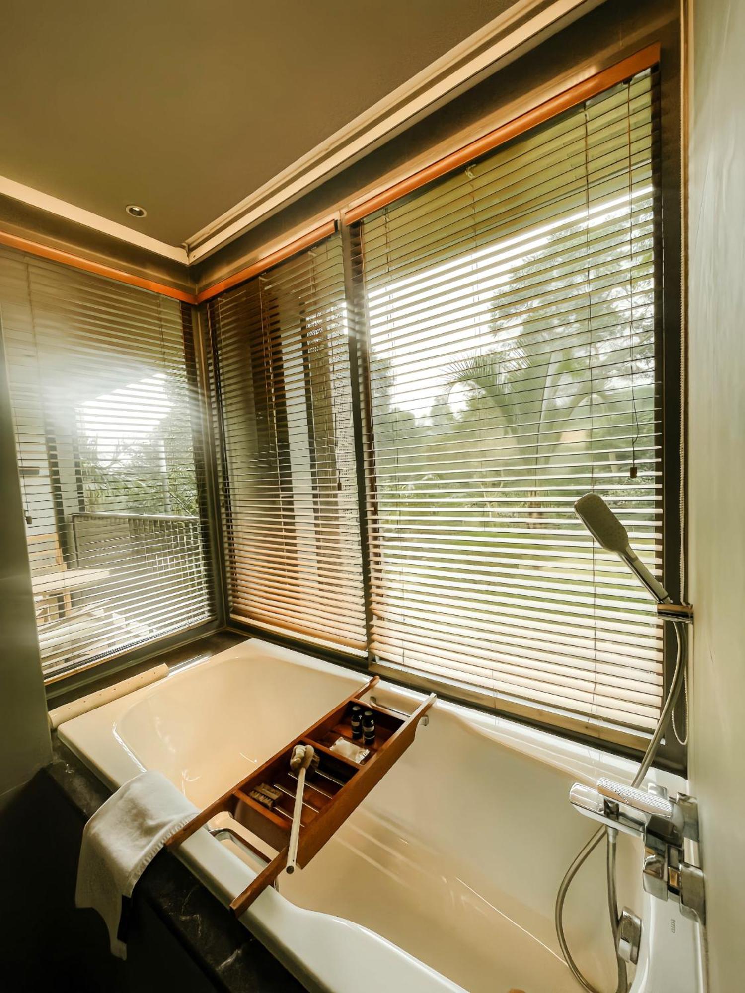 Hotel The Botanica Sanctuary à Puncak Chambre photo Venetian blinds