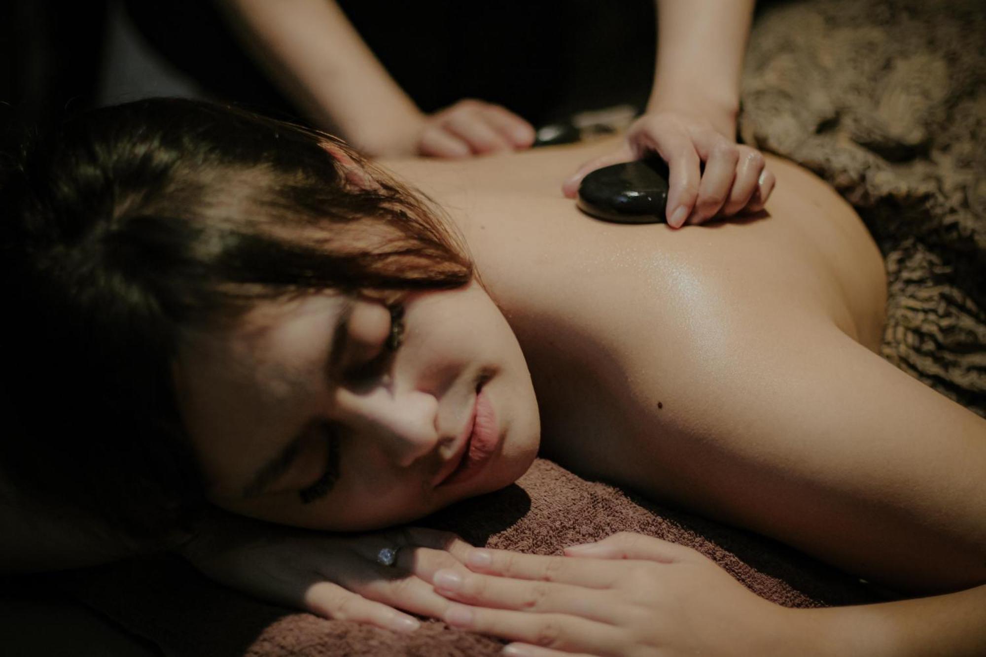 Hotel The Botanica Sanctuary à Puncak Extérieur photo Hot stone massage