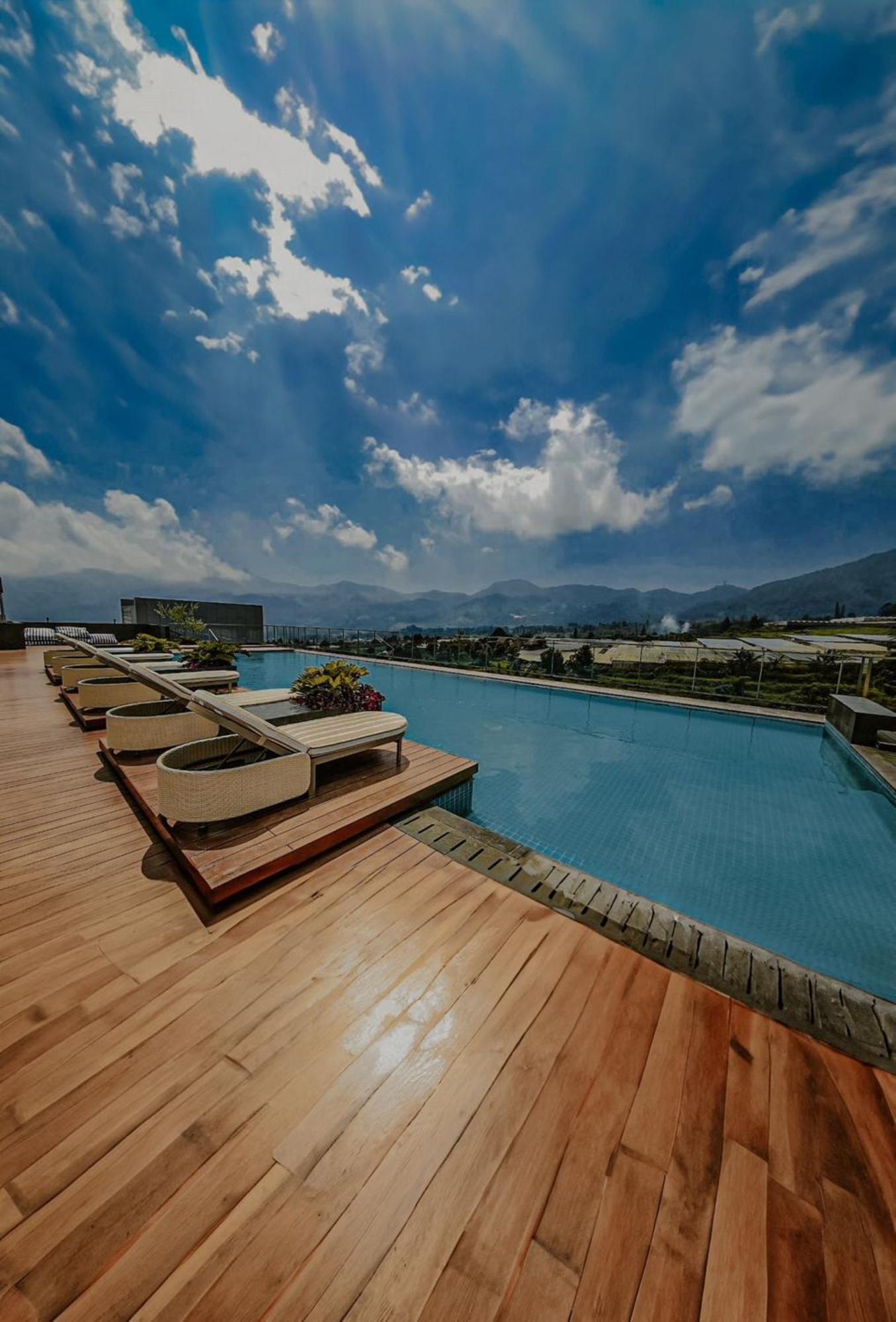 Hotel The Botanica Sanctuary à Puncak Extérieur photo Rooftop pool at the hotel