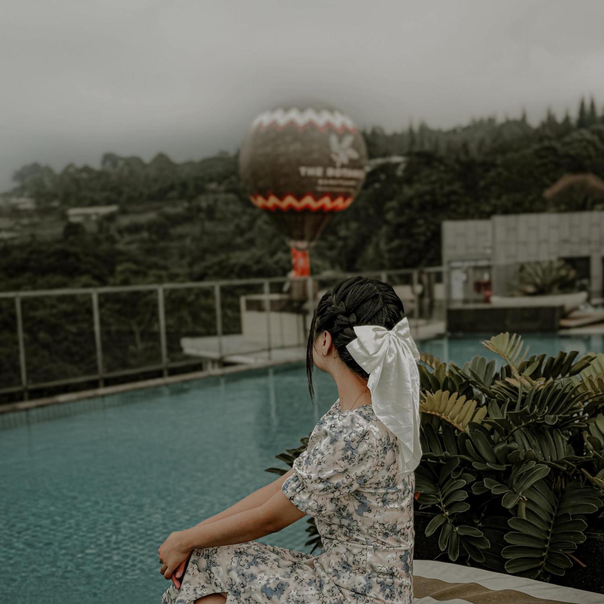 Hotel The Botanica Sanctuary à Puncak Extérieur photo A hot air balloon in Bali