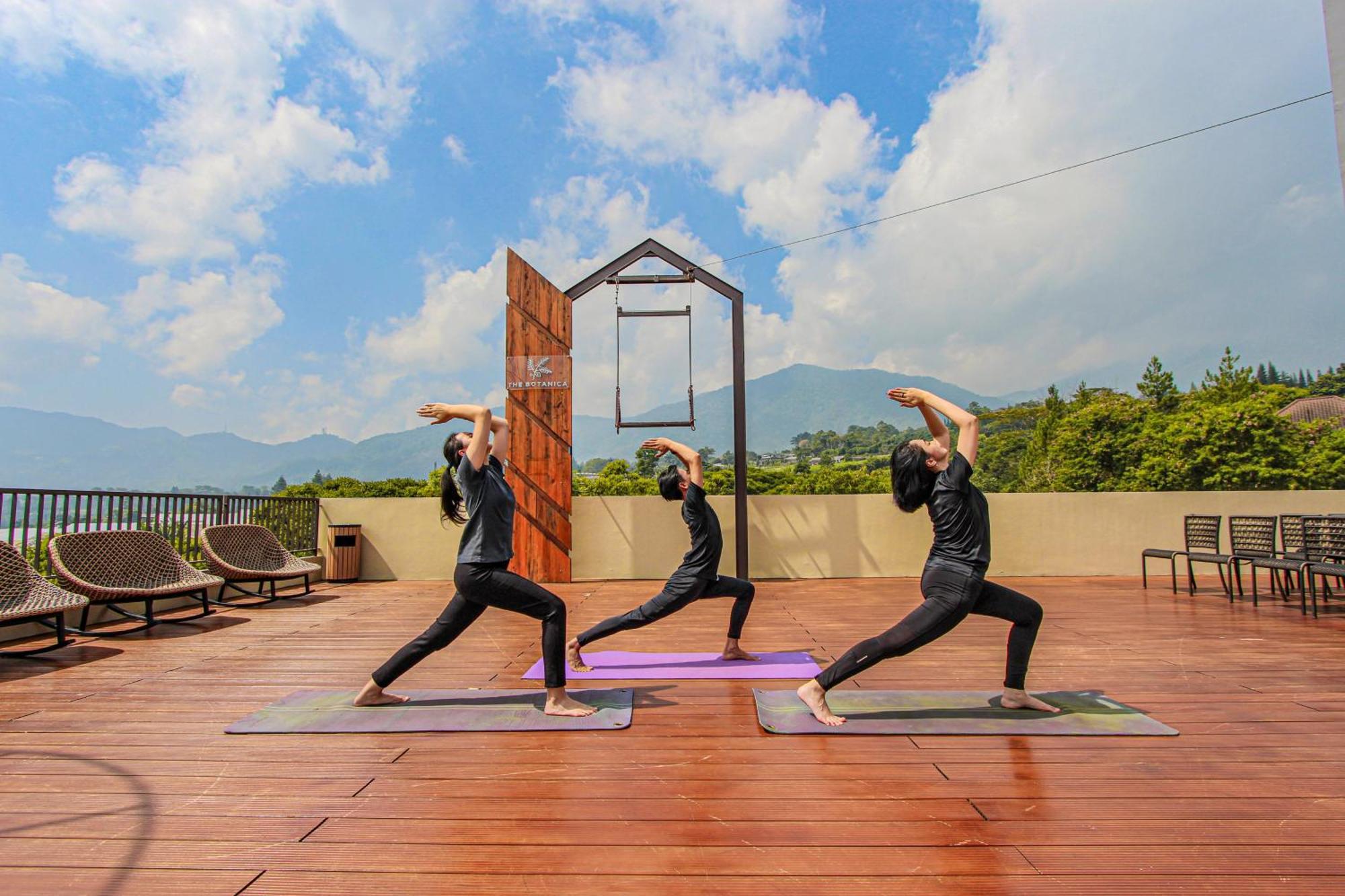 Hotel The Botanica Sanctuary à Puncak Extérieur photo The Yoga Deck
