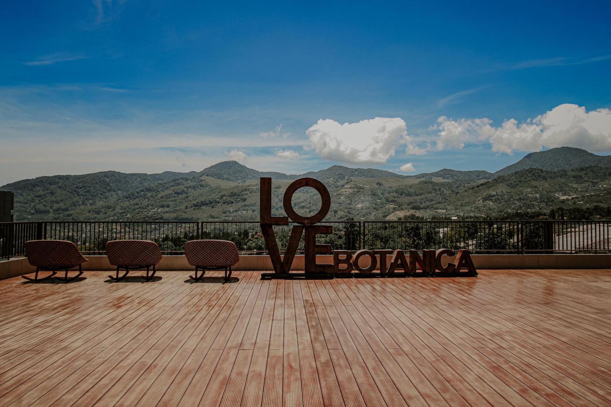 Hotel The Botanica Sanctuary à Puncak Extérieur photo View of the Sierra Madre from the 10th floor of the hotel