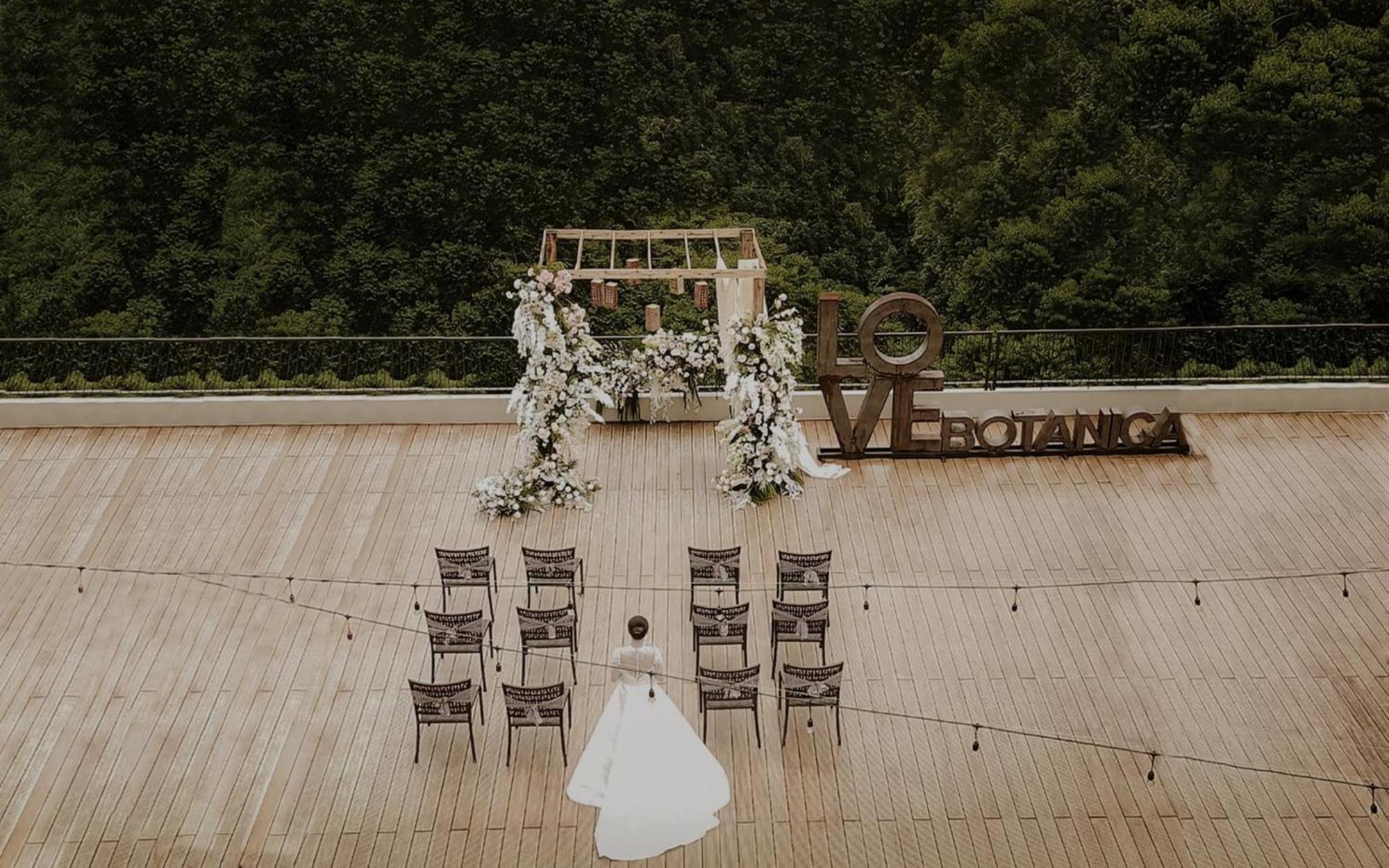 Hotel The Botanica Sanctuary à Puncak Extérieur photo Wedding ceremony at the top of the observation tower